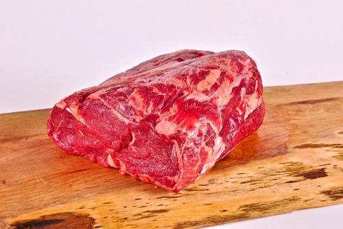 lomo vetado sobre tabla de madera 