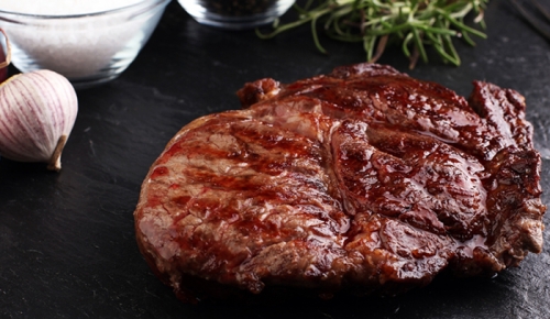 lomo vetado sobre tabla de madera 