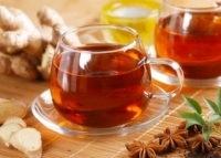 té rojo servido en mesa